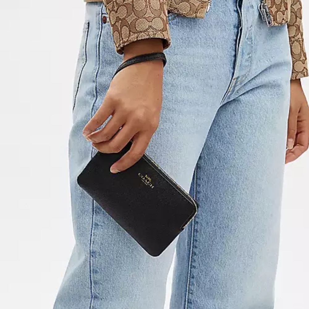 New Corner‎ Zip Wristlet - Picture 2 of 9